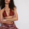 Trójkątny top bikini z łańcuszkiem