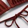 Trójkątny top bikini z łańcuszkiem