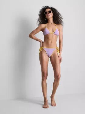 Trójkątny top bikini z kontrastowym marszczeniem