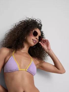 Trójkątny top bikini z kontrastowym marszczeniem