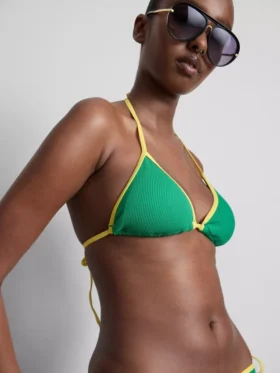 Trójkątny top bikini z kontrastowym marszczeniem