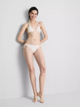 Trójkątny top bikini z trójwymiarowymi kwiatami