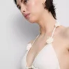 Trójkątny top bikini z trójwymiarowymi kwiatami