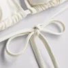 Trójkątny top bikini z trójwymiarowymi kwiatami