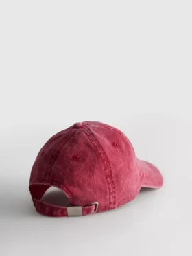 Wypłukana czapka baseballowa z haftem