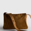 Zamszowa torebka crossbody z klapką marki The Edit