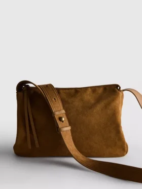 Zamszowa torebka crossbody z klapką marki The Edit