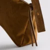 Zamszowa torebka crossbody z klapką marki The Edit
