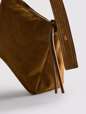 Zamszowa torebka crossbody z klapką marki The Edit
