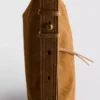 Zamszowa torebka crossbody z klapką marki The Edit