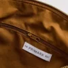 Zamszowa torebka crossbody z klapką marki The Edit